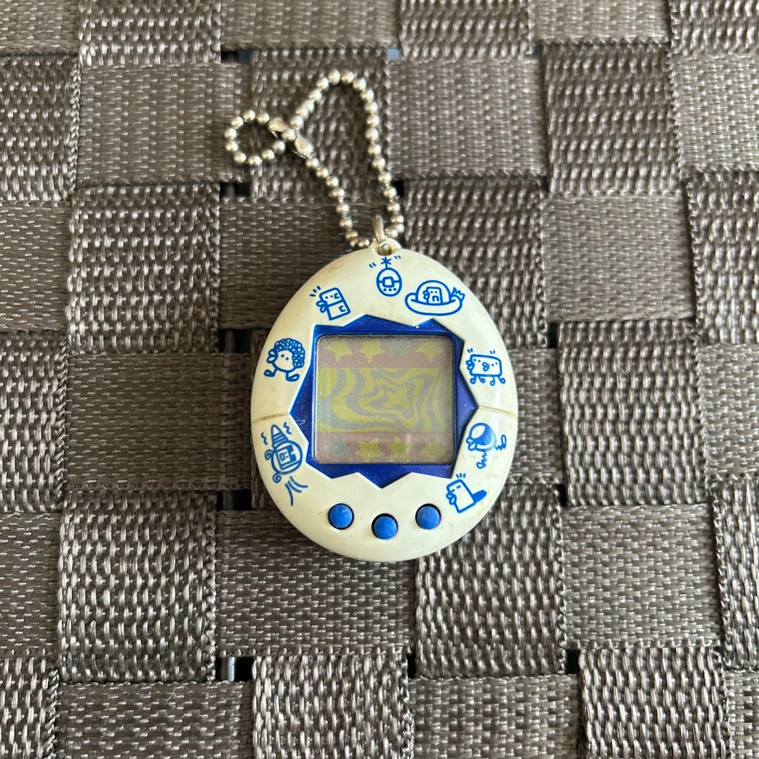 新種発見 初代たまごっち 白/青 - メルカリ