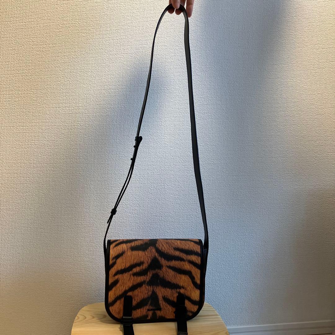 希少】Burberry ショルダーバッグ 虎柄 タイガー - メルカリ