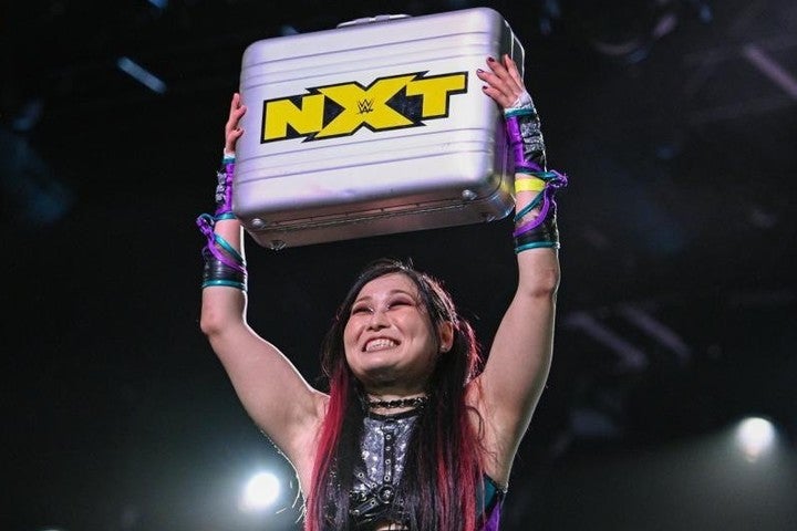 トップロープから場外へダイビング！WWE・NXTで紫雷イオが他5人を圧倒