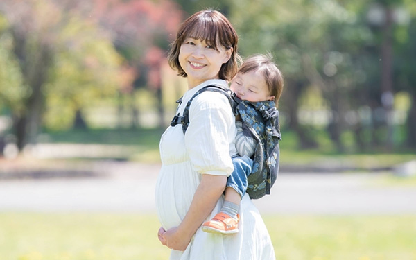 リュックのように背負えて赤ちゃんの姿勢を守るおんぶ紐「ディディゴー